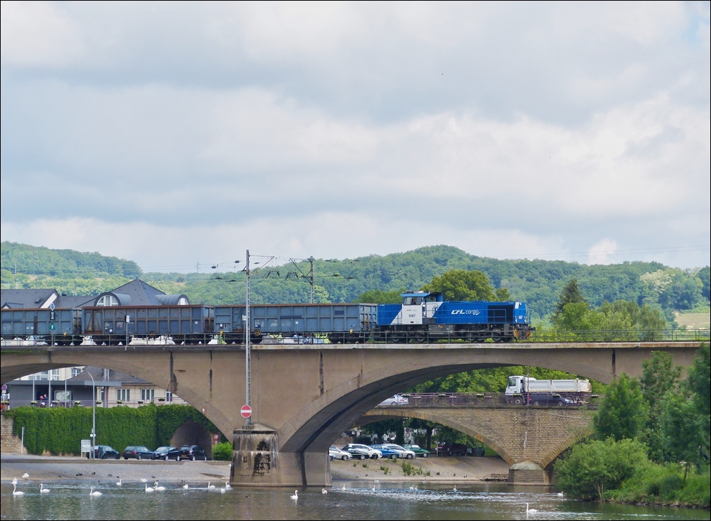 . 1587 pictured with a goods train on the Sre bridge in Wasserbillig on June 14th, 2013.