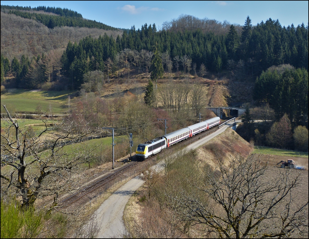 . 3003 is hauling SNCB I 10 cars through Lellingen on April 7th, 2013.