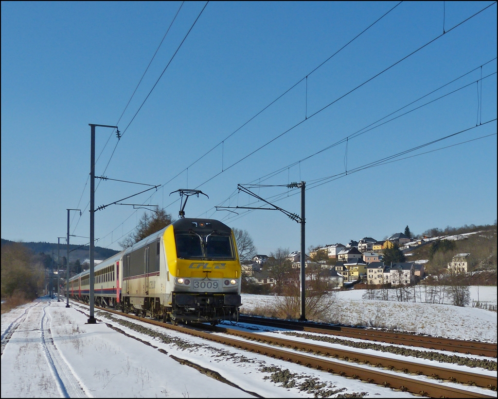 . 3009 is hauling the IR 117 Liers - Luxembourg City through Wilwerwiltz on March 13th, 2013.