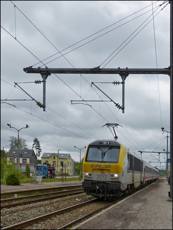 . 3012 is hauling the IR 112 Liers - Luxembourg City into the station of Gouvy on May 10th, 2012.