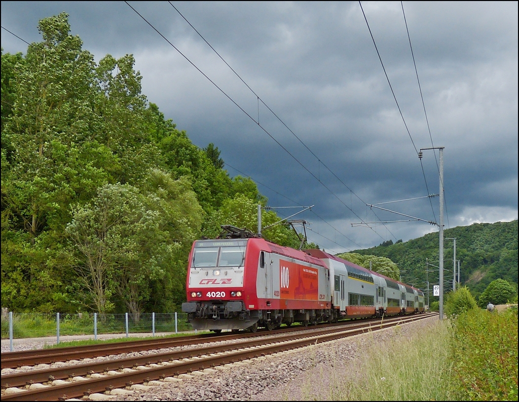 . 4020 is hauling the IR 3739 Troisvierges - Luxembourg City through Erpeldange/Ettelbrck on June 15, 2013.