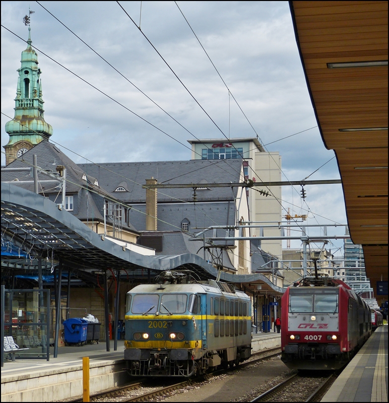 . HLE 2002 photographed together with 4007 in Luxembourg City on April 30th, 2012.