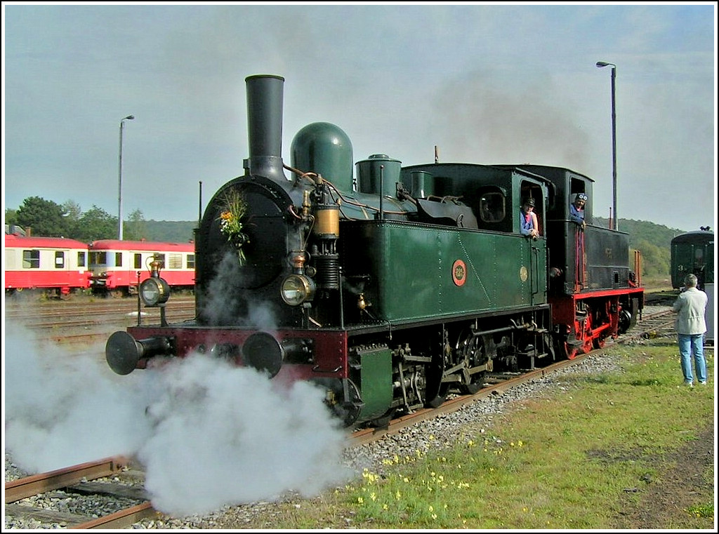 . The steam engine Tubize 2002 (former SA 03) is entering into the station of Mariembourg on September 23rd, 2006. This engine comes from SAFEA in Houdeng-Goegnies and belongs to a member of CFV3V. It was built by S.A. Ateliers Mtallurgiques Tubize in 1929. 
