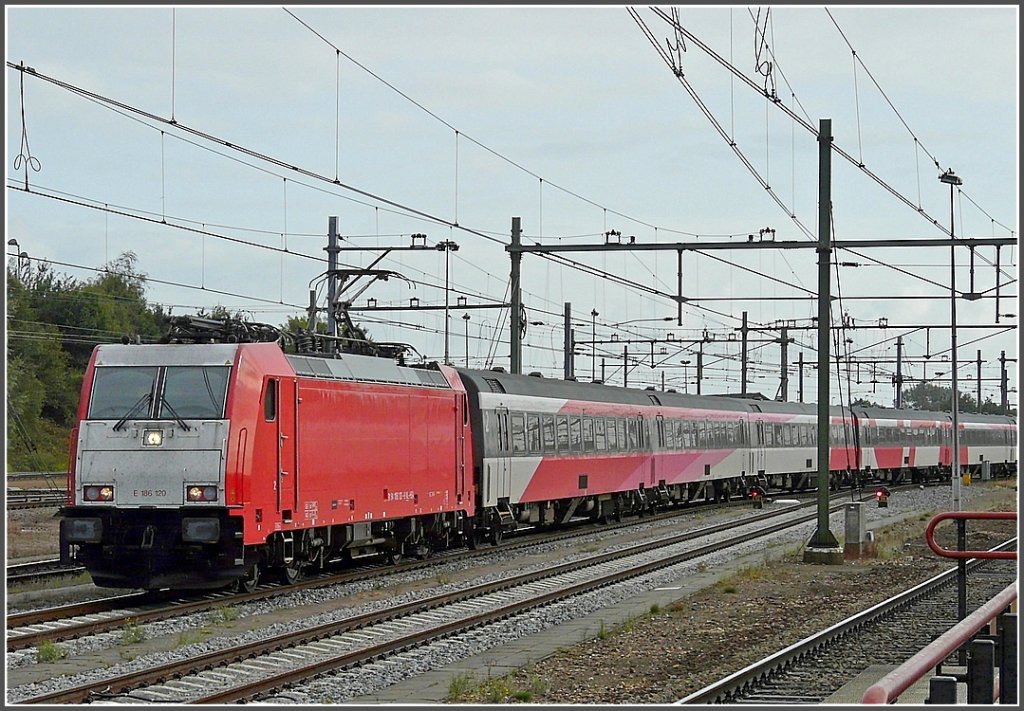 . The TRAXX E 186 120 with IC Amsterdam-Brussels is enterting into the station of Roosendaal on September 5th, 2009. These engines will replace the Srie 11 on the relation between Brussels and Amsterdam.