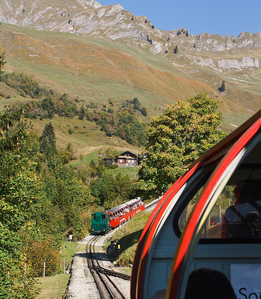 01.10.2011 (Brienz): It goes from the Planalb on to Brienz Rothorn up. We are pushed by the BRB 16 and goes before us, the BRB 14 (Town Brienz), are both heating oil-fired locomotives.