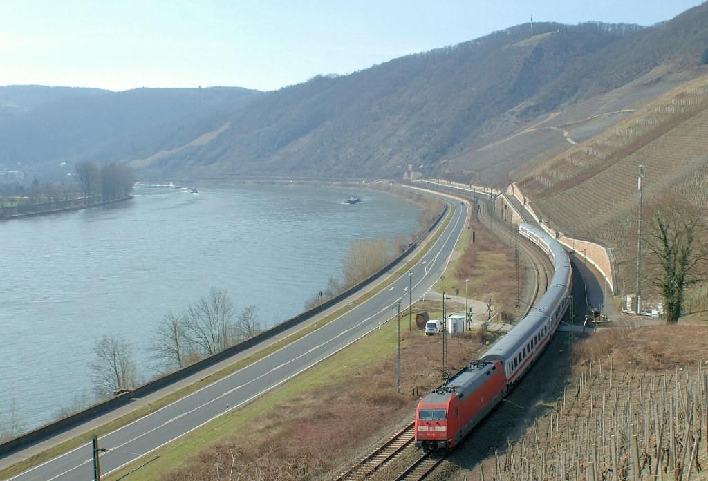101 111-3 with his IC between Spay and Boppard in the biggest vineyard area of Germany. 
18.03.2010