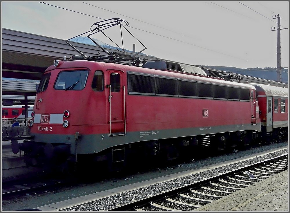 110 446-2 is waiting for passengers to Munich at the main station of Innsbruck on December 22nd, 2009.