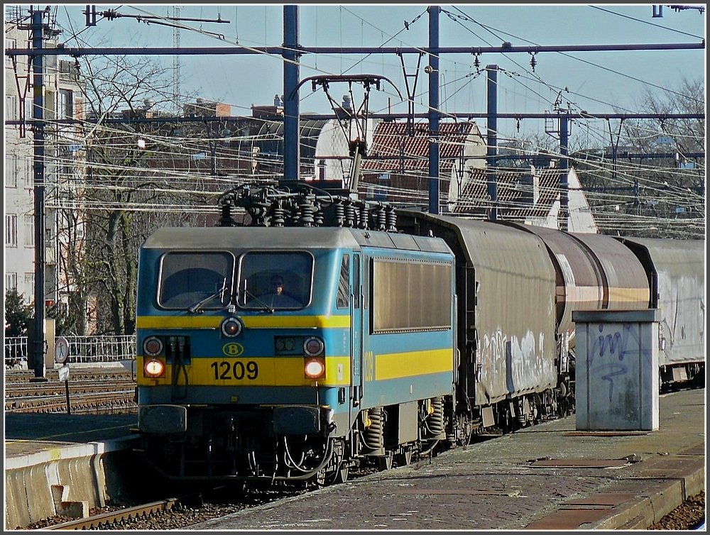 1209 is hauling a goods train through the station Gent Sint Pieters on February 14th, 2009.