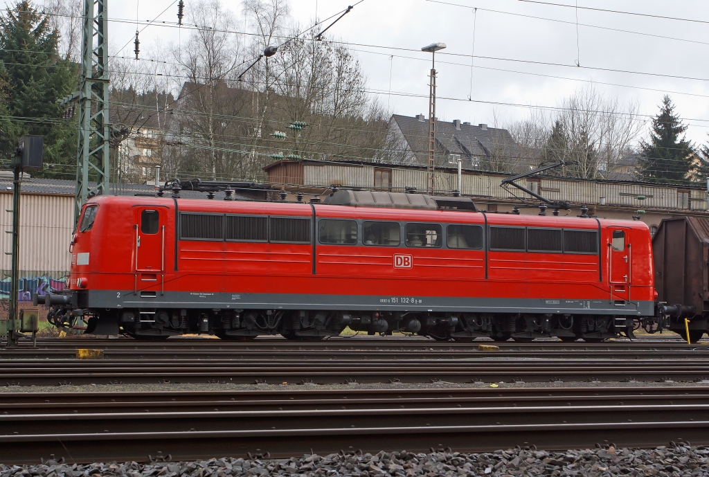 151 132-8 steht mit Gterzug am 14.01.2011 im Rangierbahnhof Kreuztal zur Abfahrt bereit.