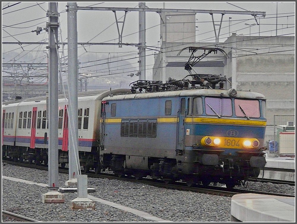 1604 with M 4 wagons is arriving at the station of Lige Guillemins on February 27th, 2009.