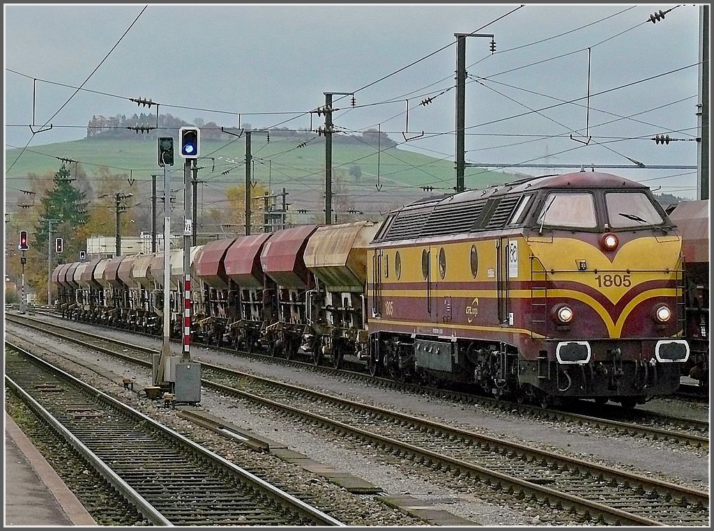 1805 is hauling a freight train through the station of Ettelbrck on November 6th, 2009.