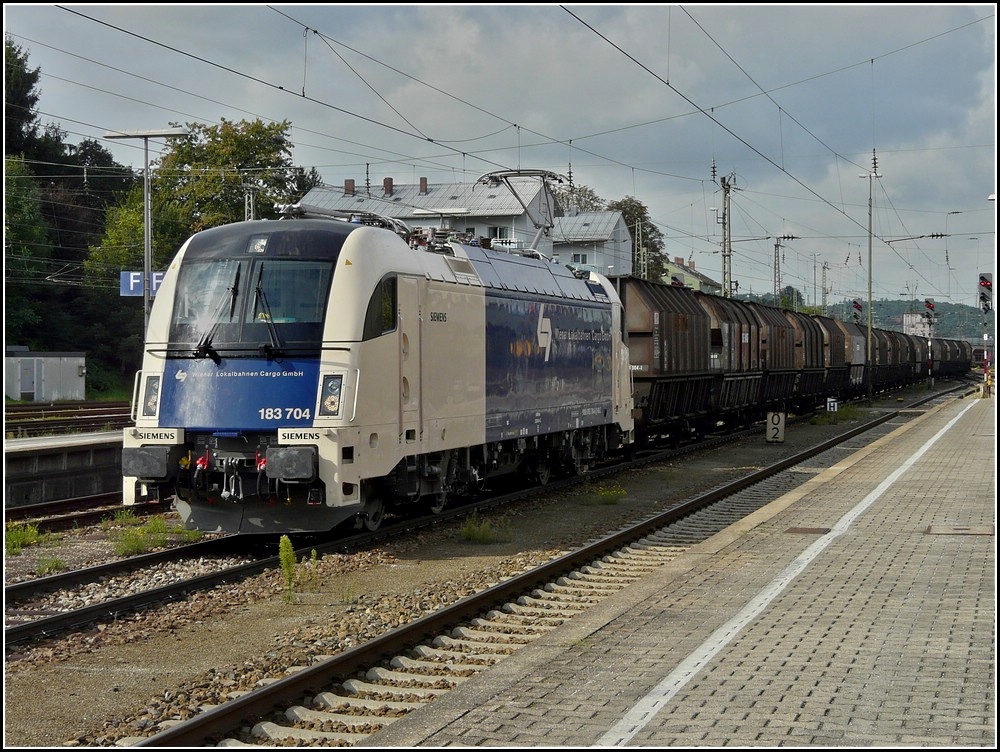 183 704 is hauling a freight train through the main station of Passau on September 17th, 2010