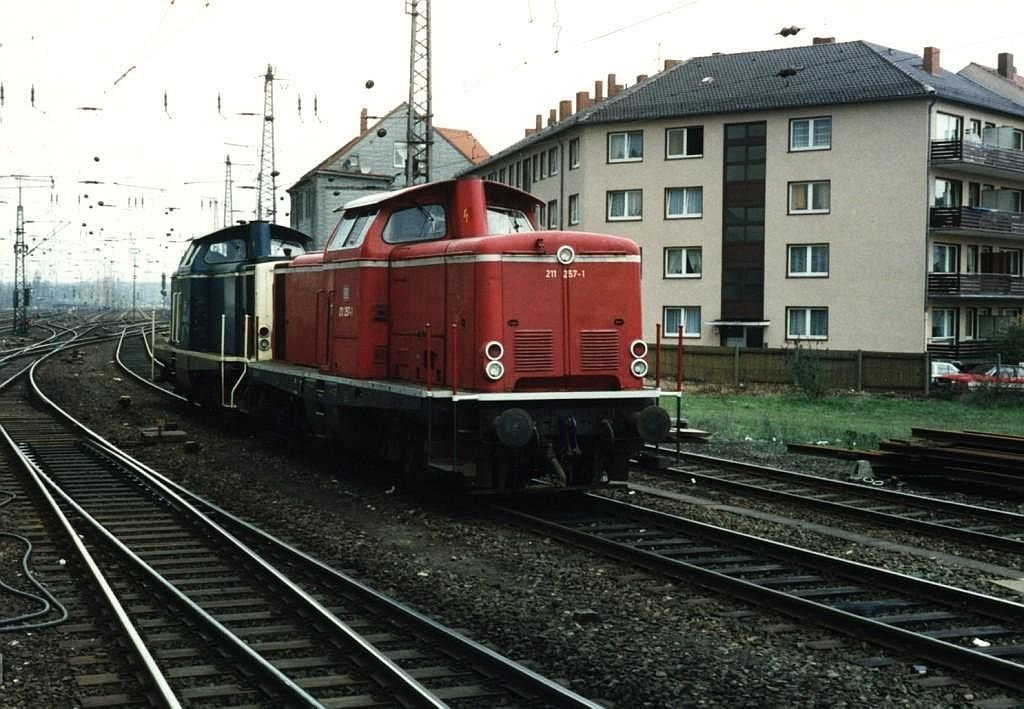 211 257-1 and 211 088-0 at the railway station of Osnabrck on 14-4-1993. Photo and scan: Date Jan de Vries.