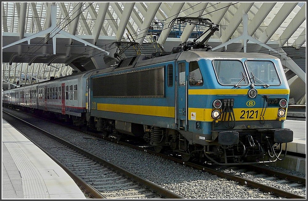 2121 with M 4 wagons is leaving the station Lige Guillemins on March 30th, 2009. 