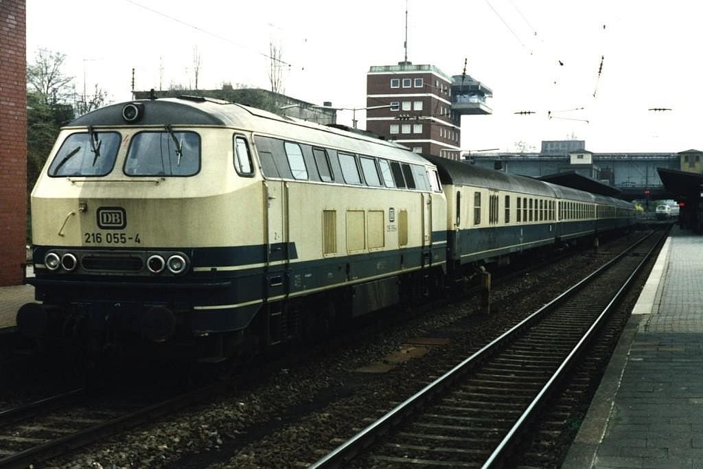 216 055-4 with express train E 7327 Osnabrck-Wilhelmshaven at Osnabrck Hauptbahnhof on 14-4-1993. In the background you can see locomotive 216 049-7 with local train Osnabrck-Delmenhorst. Photo and scan: Date Jan de Vries. 