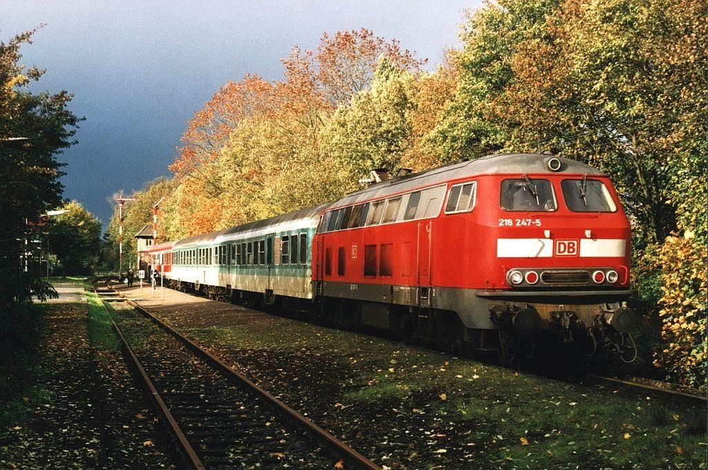 218 247-5 with RB 10218 Langenberg-Borken at the railway station of Rhade on 29-10-2000. Photo and scan: Date Jan de Vries.
