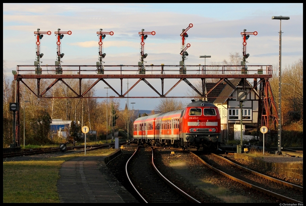 218 473-7 is leaving Bad Harzburg with a regional train to Hanover. The signal bridge is listed for preservation. (2010-11-14)