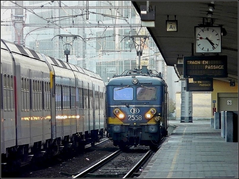 2558 is running through the station Bruxelles Nord on February 17th, 2008.