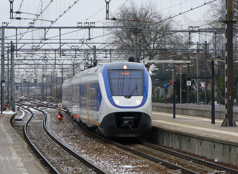 2625 entering Dordrecht as a local train from the direction of Rotterdam on 01-12-2010.