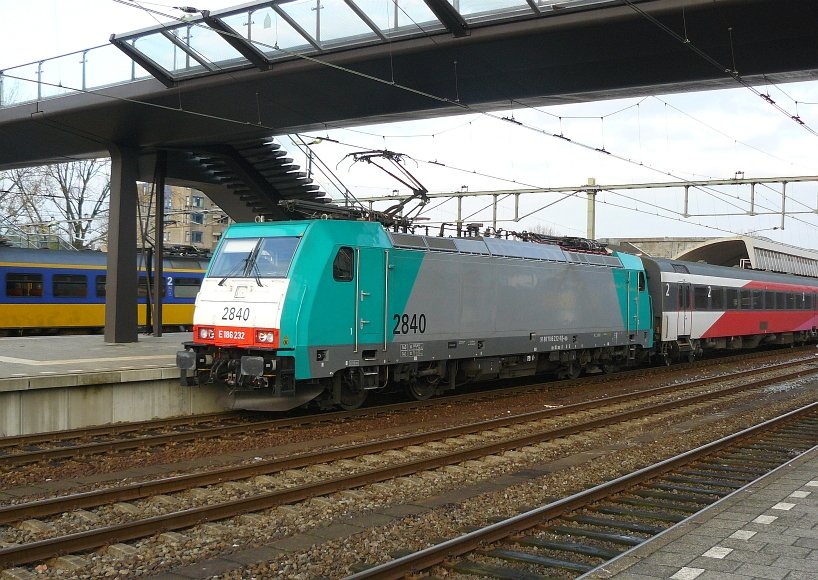 2840 with Intercity Brussel - Amsterdam pictured in Rotterdam (Netherlands) 11-11-2009.