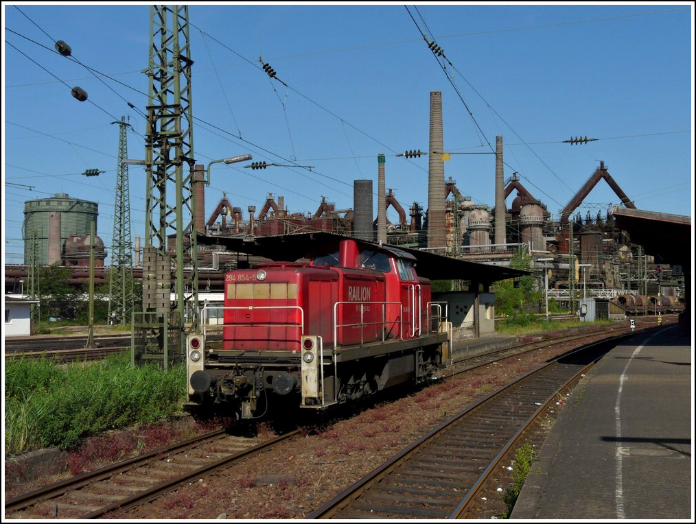 294 854-5 is runing through the station of Vlklingen on May 29th, 2011.