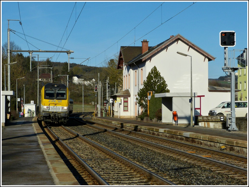 3003 is hauling the IR 113 Liers - Luxembourg City into the station of Wilwerwiltz on January 16th, 2012.