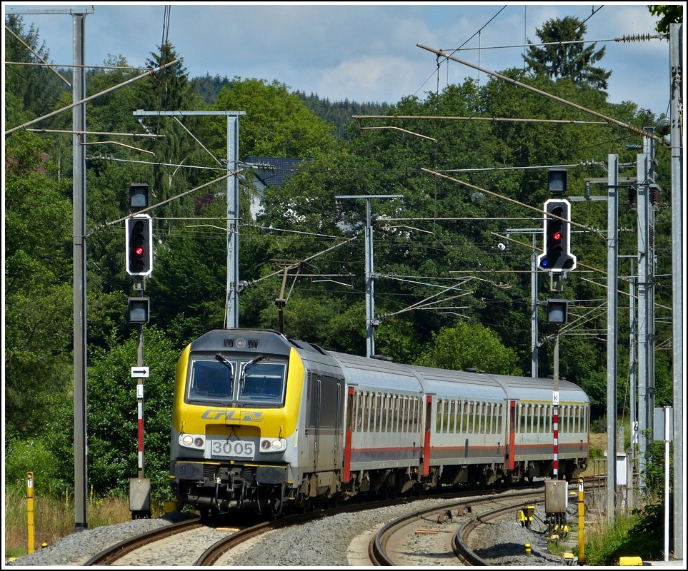 3005 is hauling the IR 113 Liers - Luxembourg City into the station of Wilwerwiltz on July 3rd, 2012.