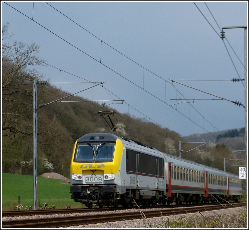 3009 is hauling the IR 115 Liers - Luxembourg City through Erpeldange/Ettelbrck on April 14th, 2012.