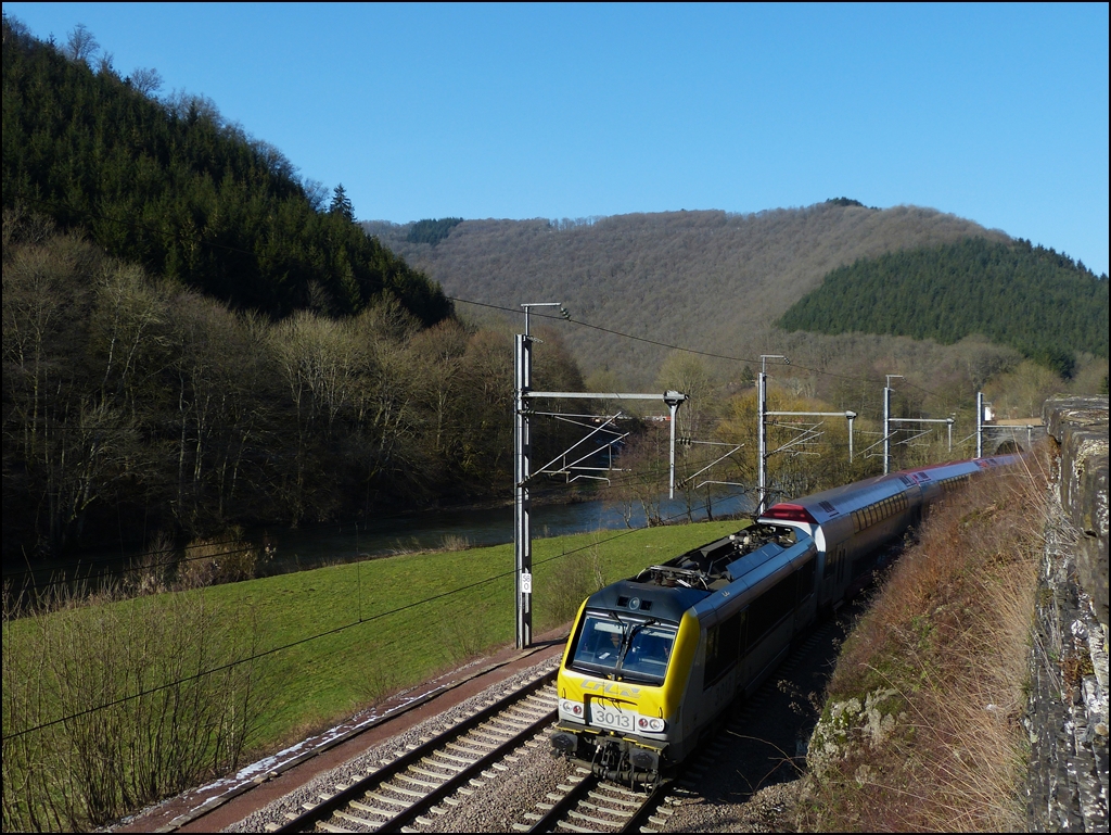 3013 is heading the IR 3737 Troisvierges - Luxembourg City in Goebelsmhle on February 18th, 2013.