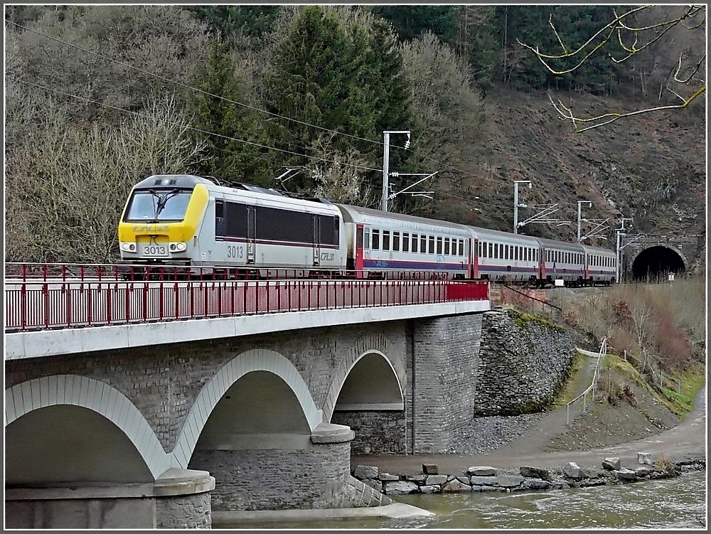 3013 with IR Liers-Luxembourg City is crossing the Sre Bridge near Michelau on January 24th, 2009.