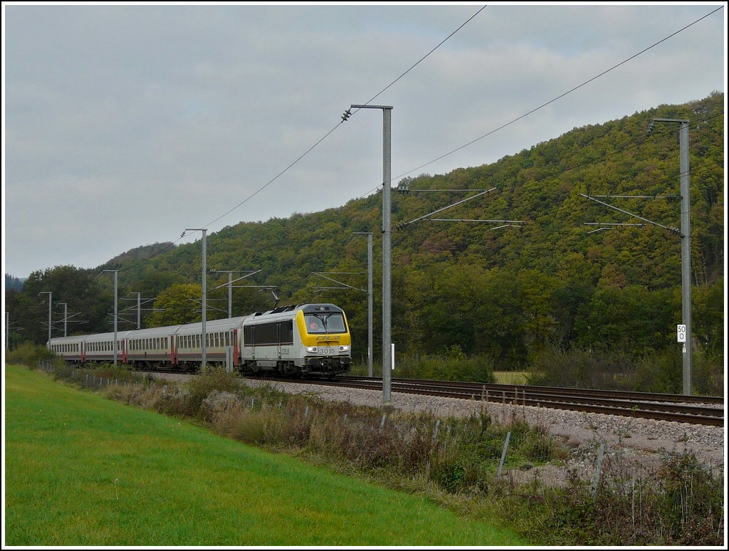 3015 is heading the IR 117 Liers - Luxembourg City in Erpeldange/Ettelbrck on October 17th, 2011.