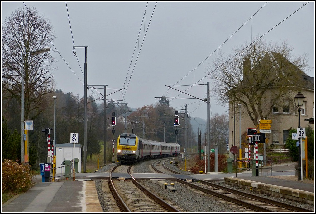 3017 with the IR 111 Liers - Luxembourg City is arriving in Wilwerwiltz on November 8th, 2011.