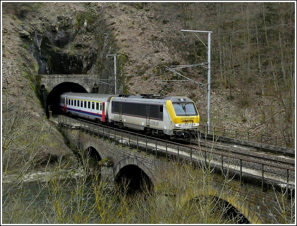 3018 is hauling the IR 118 Luxembourg City - Liers out of the tunnel Fischterhaff near Goebelsmhle on April 11th, 2008.