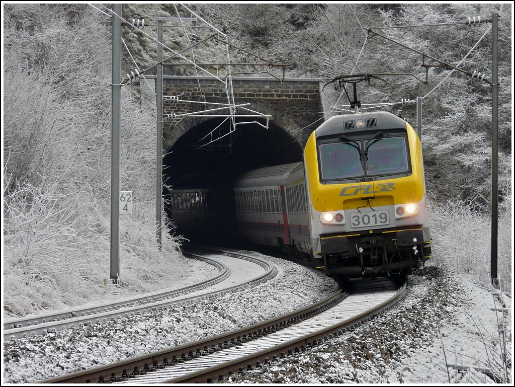 3019 is hauling the IR 114 Luxembourg City - Liers out of the tunnel Kirchberg in Kautenbach on Christmas day 2007.
