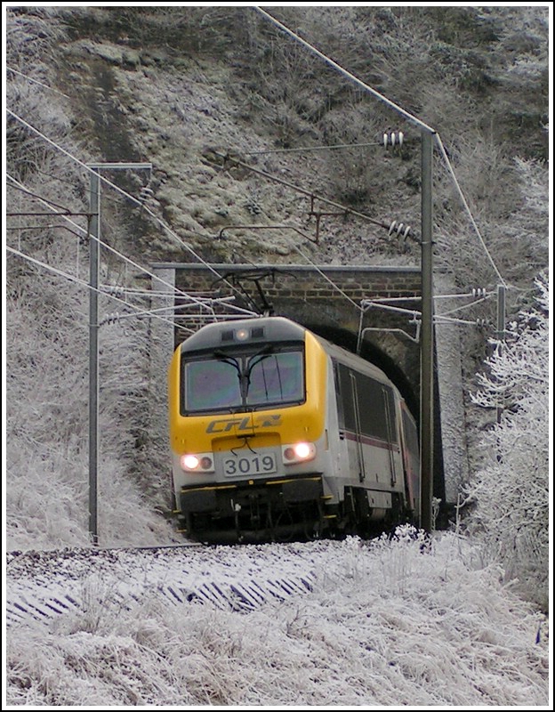 3019 is leaving the tunnel Kirchberg near Kautenbach on December 25th, 2007.