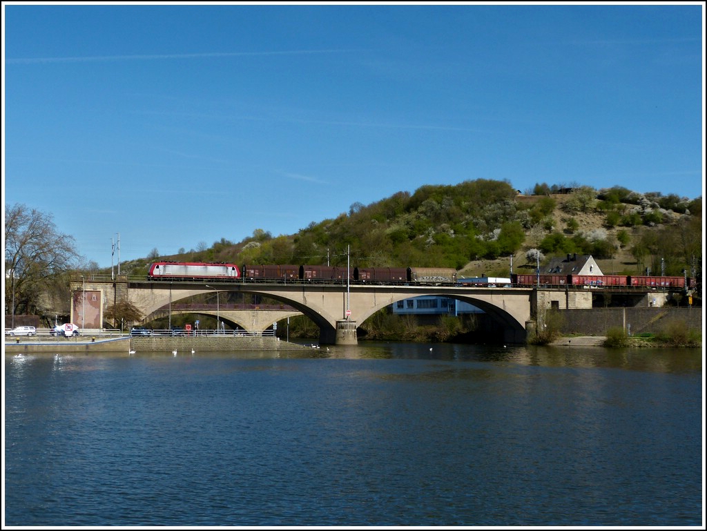 4009 is hauling a freight train from Germany to Luxembourg over the Sre bridge in Wasserbillig on April 1st, 2012.