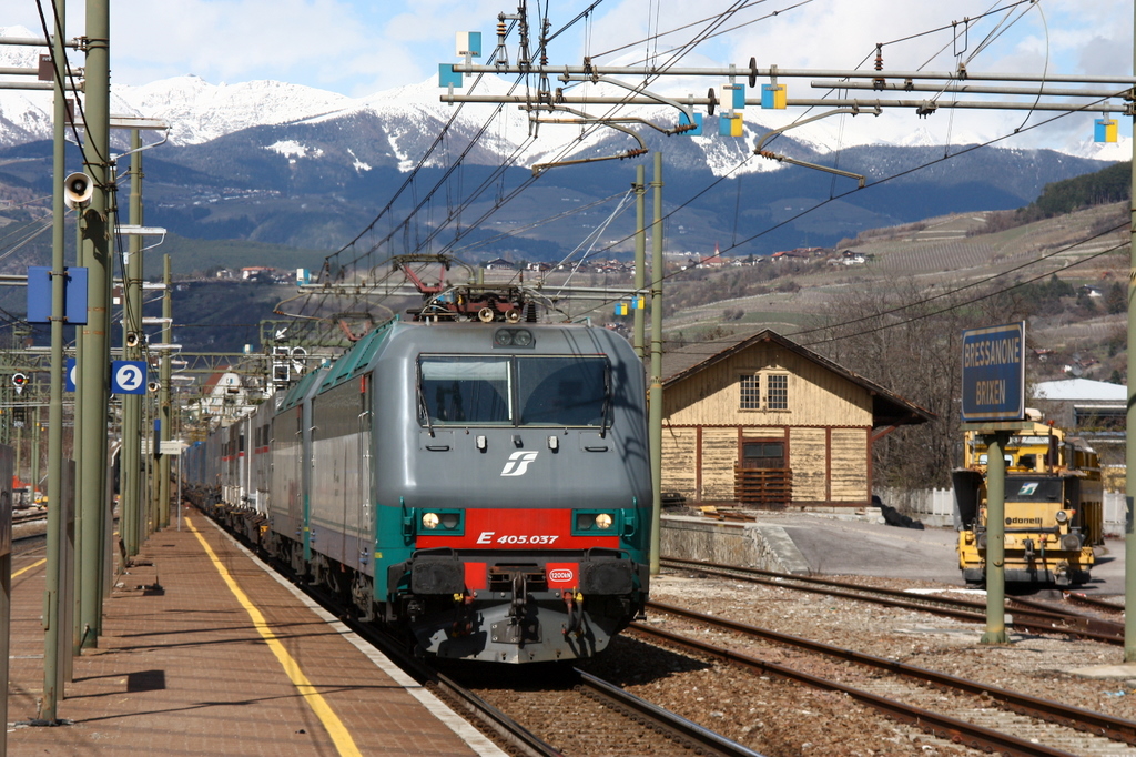405 037 with a freight train descending from the Brenner pass through Bressanone / Brixen