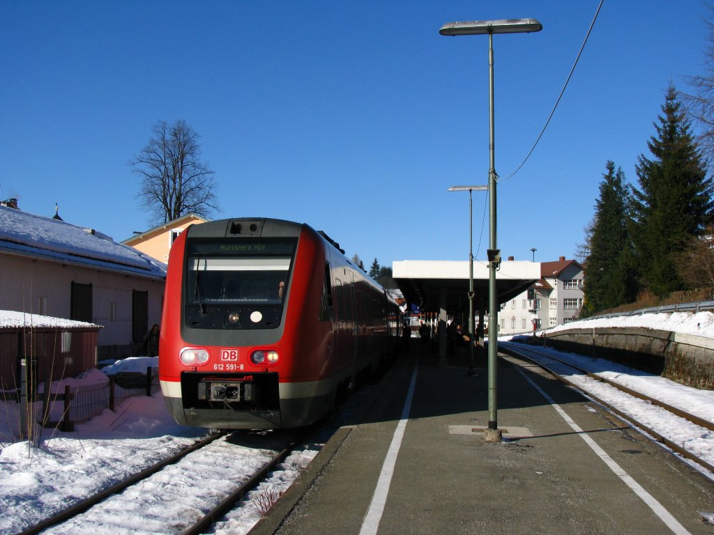 612 049 as a train from Lindau Hbf to Nrnberg Hbf is waiting in the Oberstaufen station for its departure time. (January 2009)