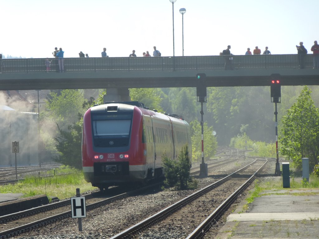 612 489 is mocing out of the station of Neuenmarkt-Wirsberg on May 19th 2013.
