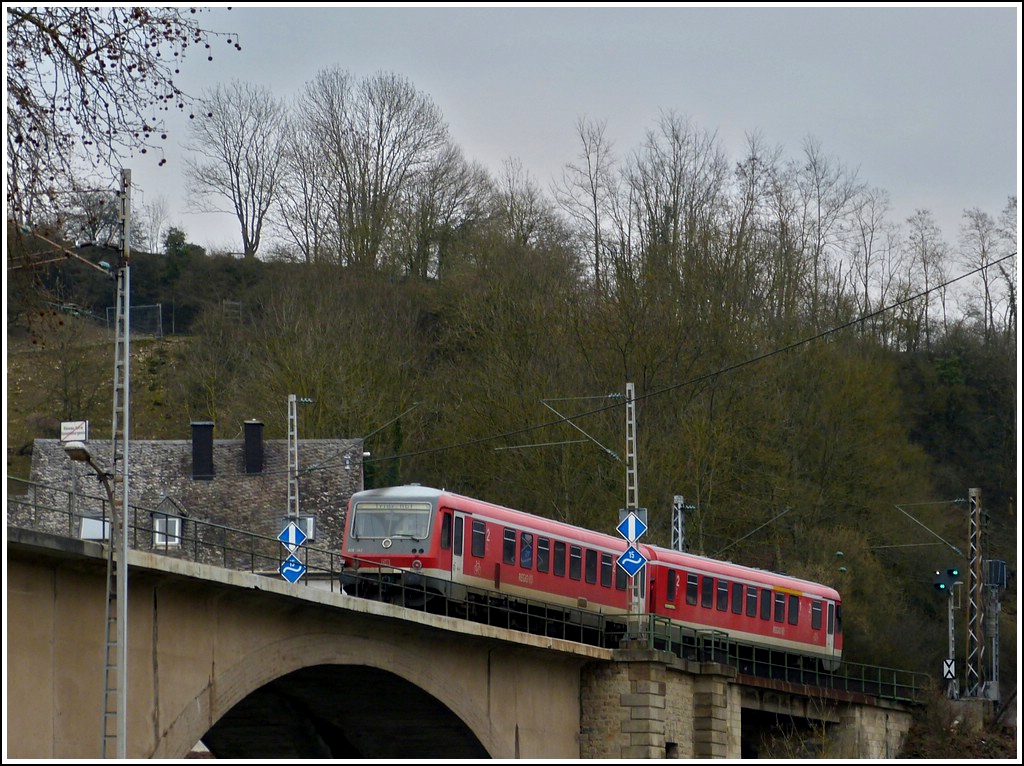 628 462 is leaving the Grand Duchy of Luxembourg and is entering in Germany on the Sre bridge in Wasserbilig on March 19th, 2012.