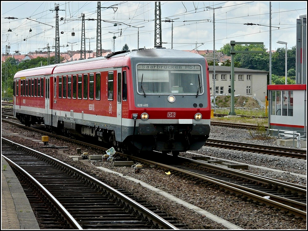 628 465 is entering into the main station of Saarbrcken on June 22nd, 2009.