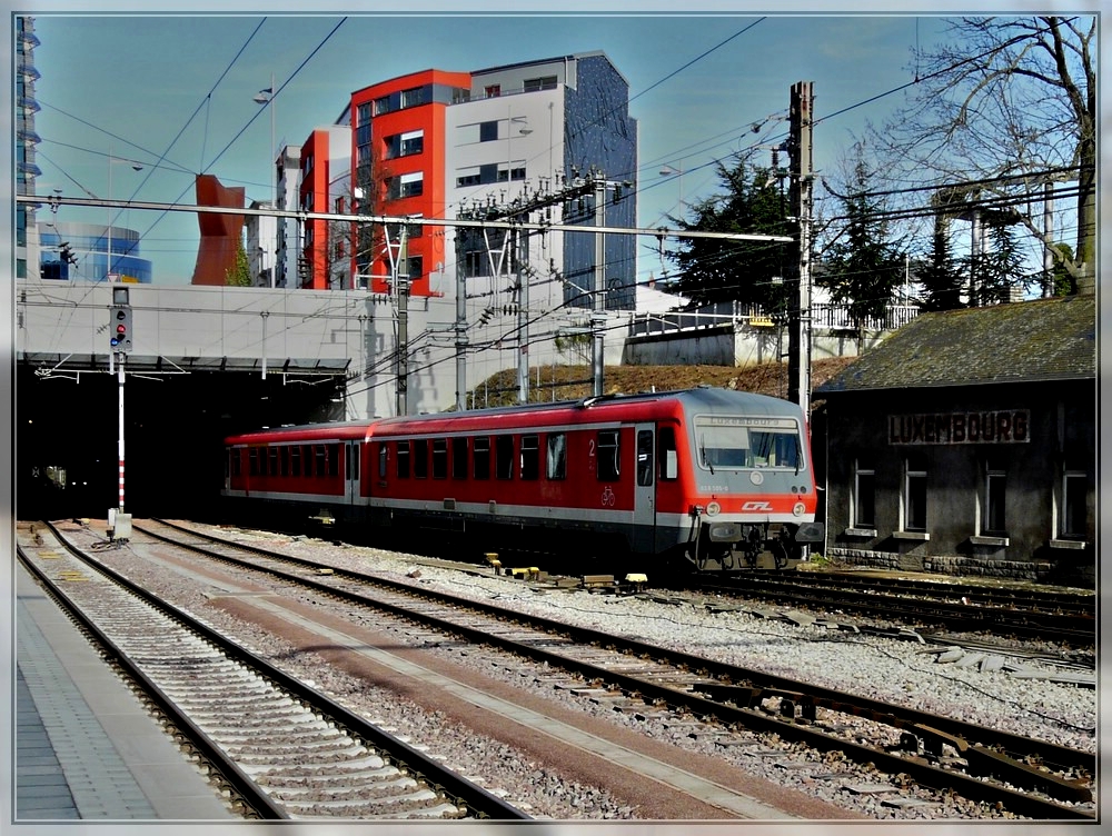628 505-0 is arriving at the station of Luxembourg City on February 3rd, 2008. This picture was taken nearly 21 years later at the same place as:  http://www.rail-pictures.com/name/train-photo/8289/gallery/latest-photos.html 