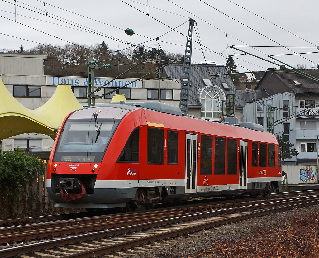 640 015, a LINT 27 of the DreiLnderBahn, as RB 95 (Au - Siegen - Betzdorf) has leave on 04.12.2011 the station Betzdorf/Sieg and continue towards Siegen.