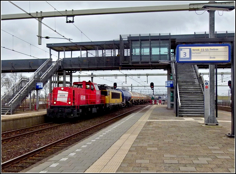 6508 is hauling an electric locomotive and same freight wagons through the station of Lage Zwaluwe on March 10th, 2011.