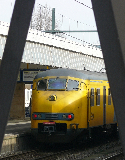 855 on track 13 in Rotterdam centraal station 17-03-2010