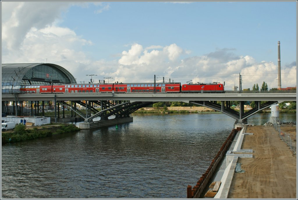 A 143 with a local train is leaving the Berlin Main Station.
13.09.2010