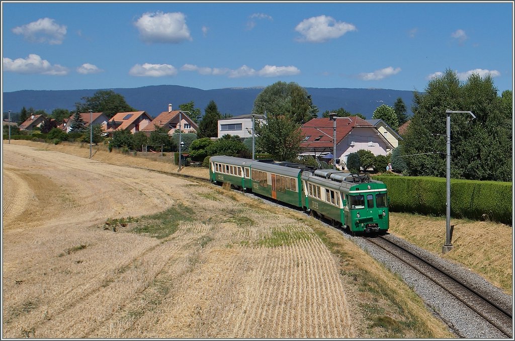 A BAM local train near Vufflens le Château.
21.07.2015