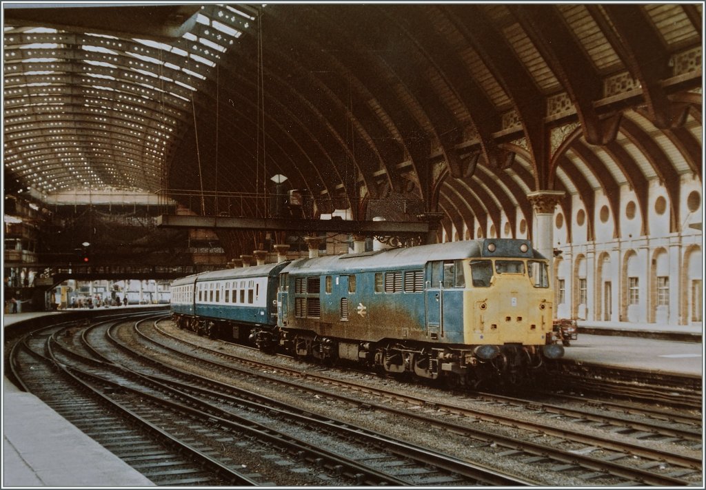 A British Rail (BR) Class 31 diesel locomotive with his train by the stop in York. 
20.06.1984