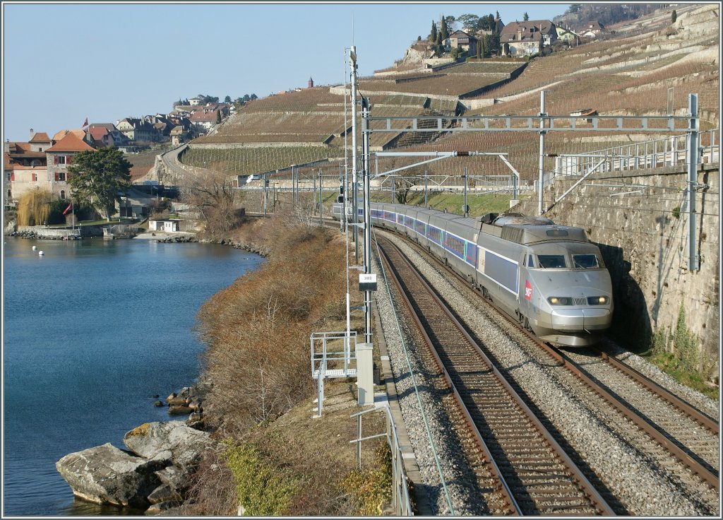 A classic picture in a new fashion: TGV Lyria from Paris to Brig on the beautiful Lake of Geneva by St-Saphorin.
22.01.2011