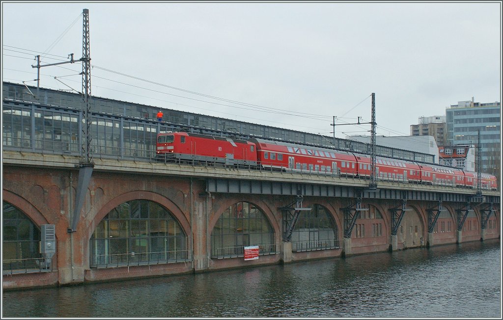 A DB E 143 with a Local train on the  Jannovitzbrcke  in Berlin.
25.11.2008